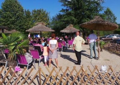 Organisation de mariage a St Vulbas - terrasse parasols